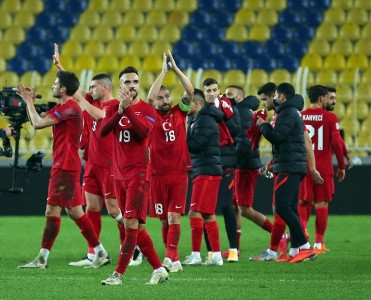 Dörd futbolçu Türkiyə millisinin heyətindən çıxarıldı