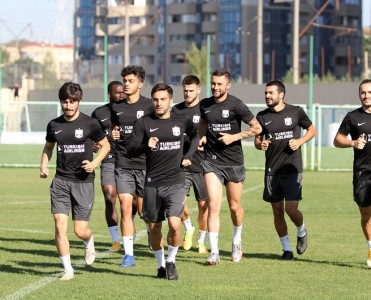 Neftçi'nin baş məşqçisi və futbolçuları məşqlərə qoşuldu