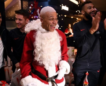 Mbappe Santa Klaus oldu