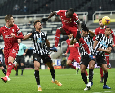 Liverpul səfərdən 1 xalla qayıdır