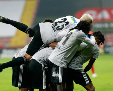 Beşiktaş liderliyə yüksəldi