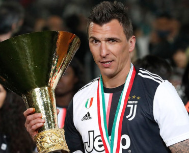 Beşiktaş Mandzukiç'lə danışıqlara başladı