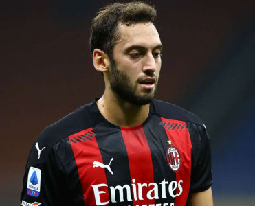 Milan'dan Çalhanoğlu'ya yeni müqavilə təklifi