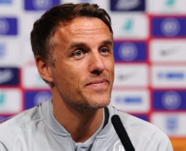 Bekhem Nevili'ni komandasına gətirir