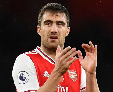 Arsenal yunanlı futbolçusunu Liverpul'a təklif etdi