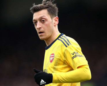 Özil Arsenal'la müqaviləsini ləğv edir