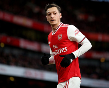 Özil Arsenal'la vidalaşdı