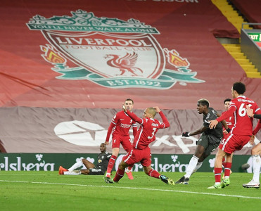 Liverpul Mançester Yunayted'lə heç-heçə etdi, Mançester Siti'dən darmadağın