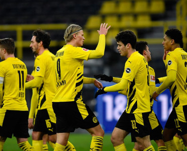 Bayer dayandı, Borussiya növbəti mərhələdə