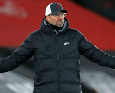Klopp futbolçularını yığmalara buraxmır