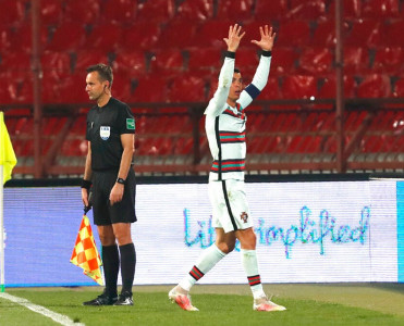 Serbiya - Portuqaliya matçında qalmaqal: Ronaldonun qolu sayılmalıdı, kapitanlıq sarğısını yerə atdı - FOTO