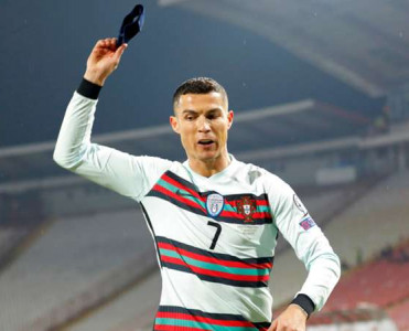 Ronaldonun yerə atdığı kapitanlıq sarğısı hərraca çıxarıldı