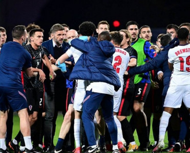 Liverpul'un futbolçusu rəqib komandaya hücum etdi