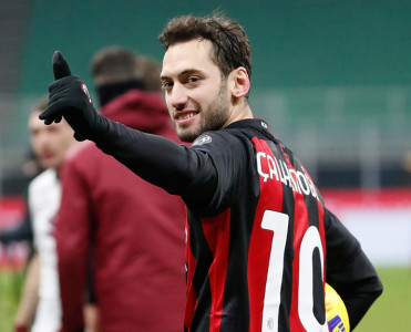 Hakan Çalhanoğlu Yuventus'a keçə bilər