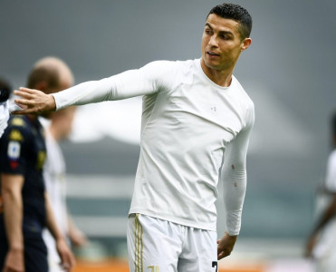 Ronaldo bu dəfə formasını yerə atdı