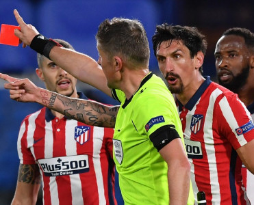 Atletiko'nun futbolçusu 4 oyunluq cəzalandırıldı