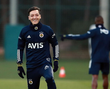 Özil Tottenhem'ə söz atdı - FOTO