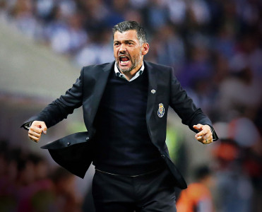 Hakimi təhqir edən baş məşqçi 21 oyunluq cəzalandı!