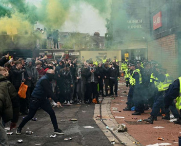 Mançester Yunayted - Liverpul matçı təxirə salındı - VİDEO