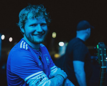 Məşhur müğənni İngiltərə klubunun forma sponsoru oldu