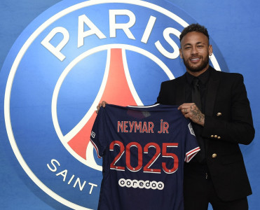 PSJ Neymar'la müqaviləni yenilədi