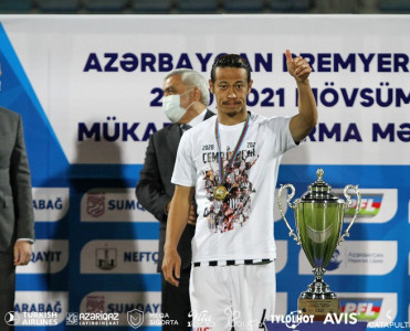 Keysuke Hondadan çempionluq paylaşımı - FOTO