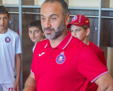 Pünik'in baş məşqçisi futbolçusunu döydü