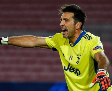 Buffon Barselona'nın təklifini rədd etdi