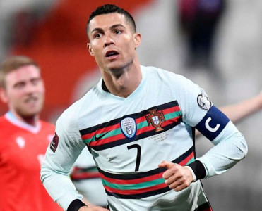 Ronaldo dünya rekorduna yaxınlaşır