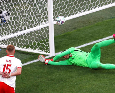 AÇ-2020: Polşalı qapıçı tarixə düşdü