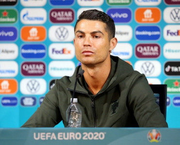 Ronaldo Coca-Cola'dan imtina etməyə çağırdı - FOTO