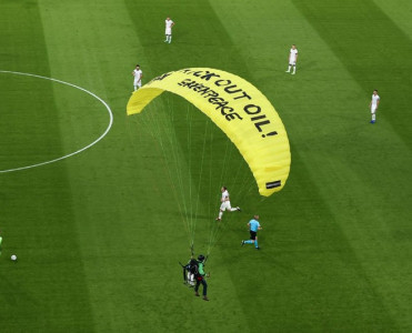 AÇ-2020: Paraşütlə meydana daxil oldu, azarkeşlərə xəsarət yetirdi -VİDEO