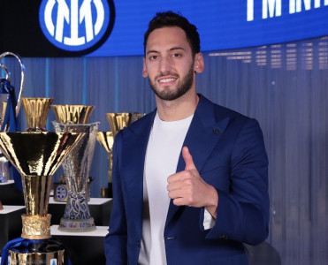 Hakan Çalhanoğlu rəsmən İnter'də