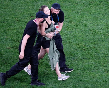 AÇ-2020: Stadiona girən qadın azarkeşə qadağa qoyuldu