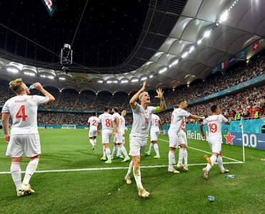 İspaniya və İsveçrə 1/4 finalda!