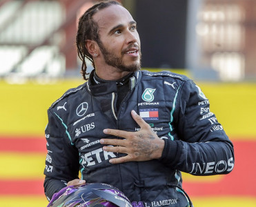 Mercedes Hemiltonla yeni müqavilə imzaladı