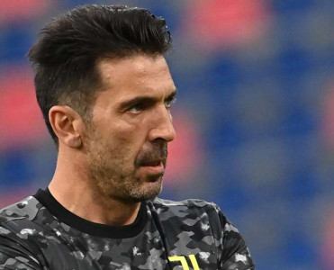 Buffon daha 4-5 il oynamaq istəyir