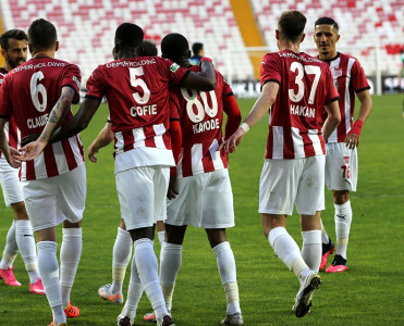 Türkiyə klubu 6 futbolçusu ilə yollarını ayırdı