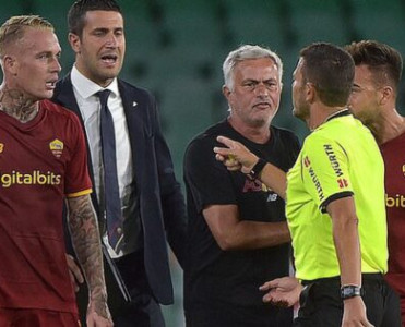 Mourinyo qovuldu, Roma darmadağın oldu