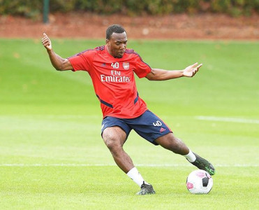 Arsenal'dan ayrıldı, 1-ci liqaya keçdi