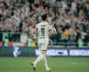 Mahir Emreli komandasının ən yaxşı futbolçusu seçildi