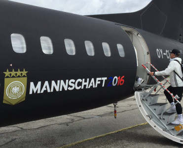 Almaniya millisinin olduğu təyyarə qəza enişi etdi