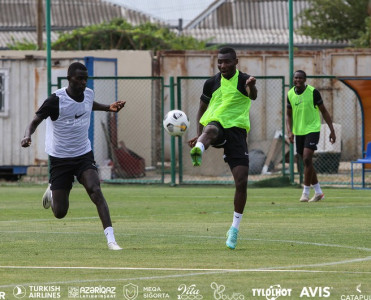 Seneqallı futbolçular Neftçi'də baxışdadı