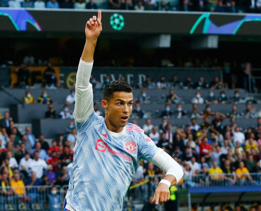 Ronaldodan huşunu itirən stadion işçisinə jest - FOTO