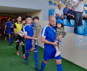 Futbolçular Azərbaycan çempionatının oyununa şəhid övladları ilə çıxıblar