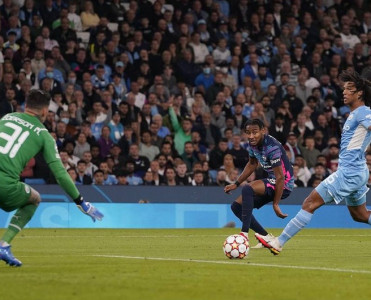 Mançester Siti'nin futbolçusunun atası oğlunun vurduğu qoldan sonra ölüb