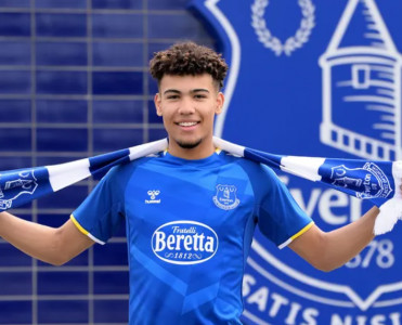 Everton 17 yaşlı hücumçu transfer etdi