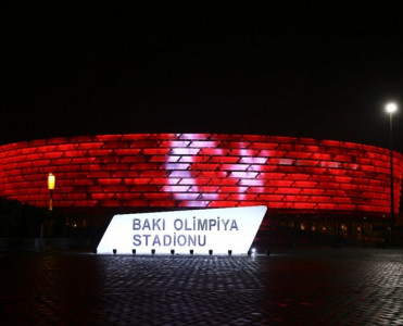 Bakı Olimpiya Stadionu Türkiyə bayrağı ilə işıqlandırıldı