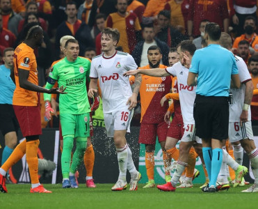 UEFA Qalatasaray'ı cəzalandırdı