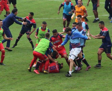 Azərbaycan çempionatında futbolçular arasında kütləvi dava